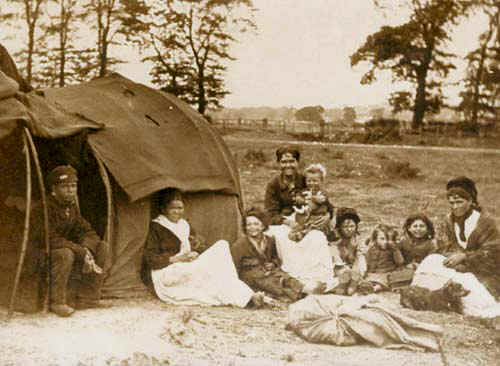 'Gypsies on Mitcham Common' taken by S.H. Wratten.